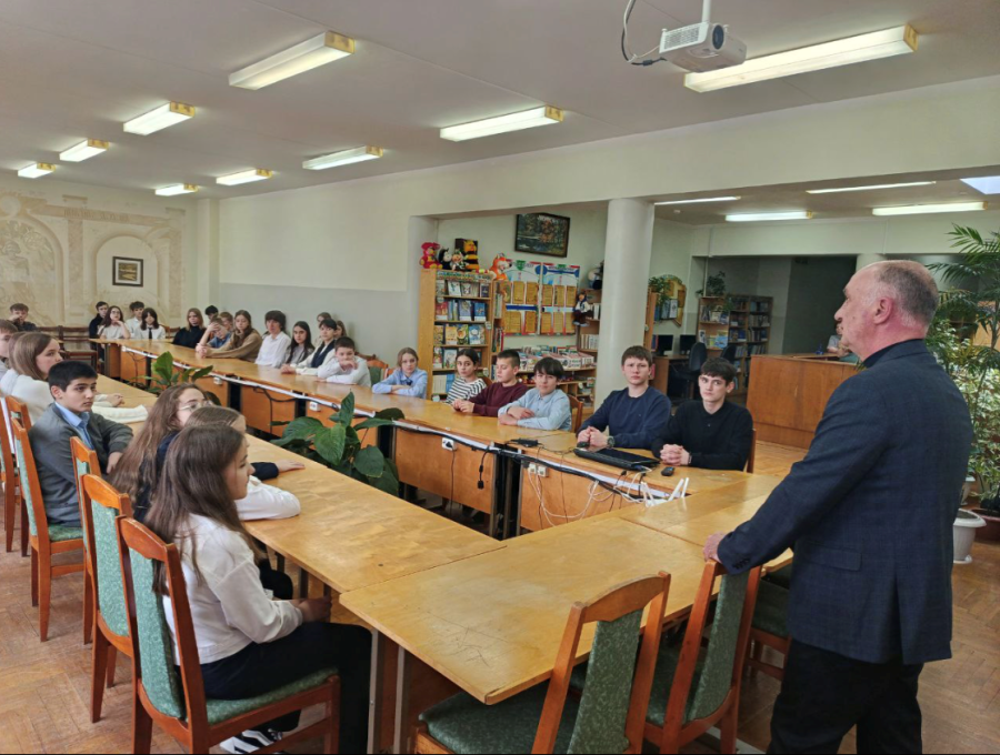Выступление война-афганца Крачковского В.В. перед учащимися школы 